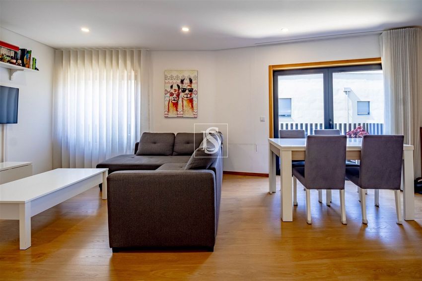 Imagem Sala de estar de apartamento t3 em Rua Mário Cal Brandão, 318