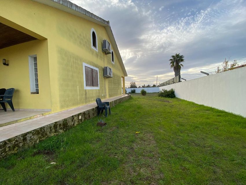 Imagem Fachada de  moradia independente em Arneiro da Preta s/n