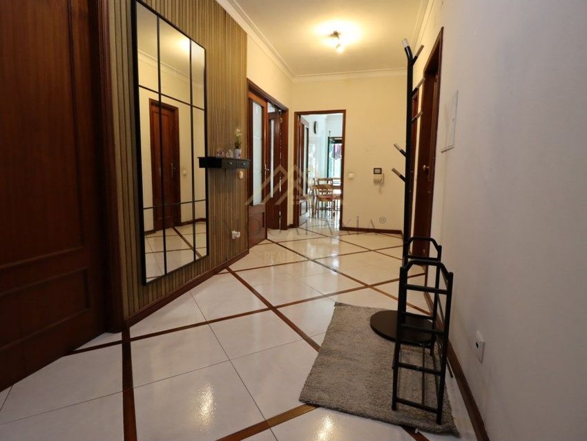 Imagem Corredor de apartamento t3 em Rua Doutor António Ferreira Gomes