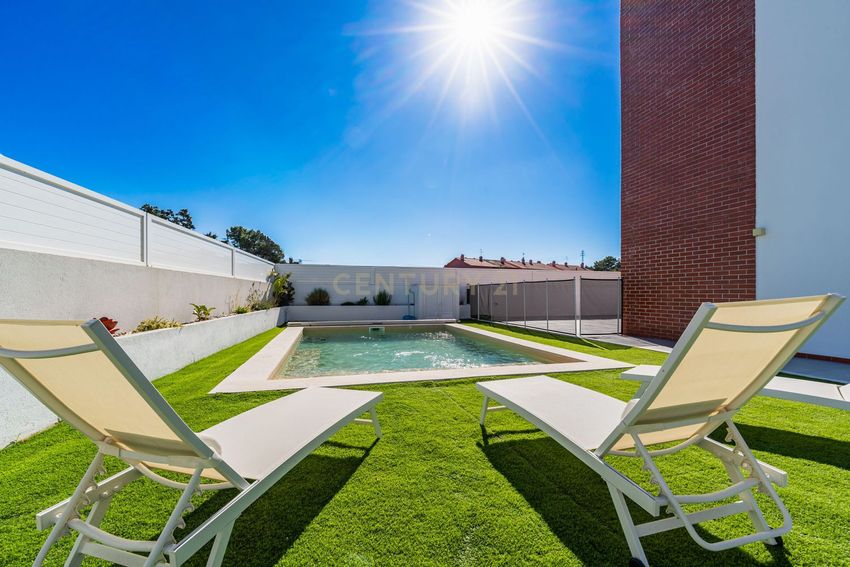 Imagem Piscina de  moradia geminada em Rua José Carlos Ary dos Santos