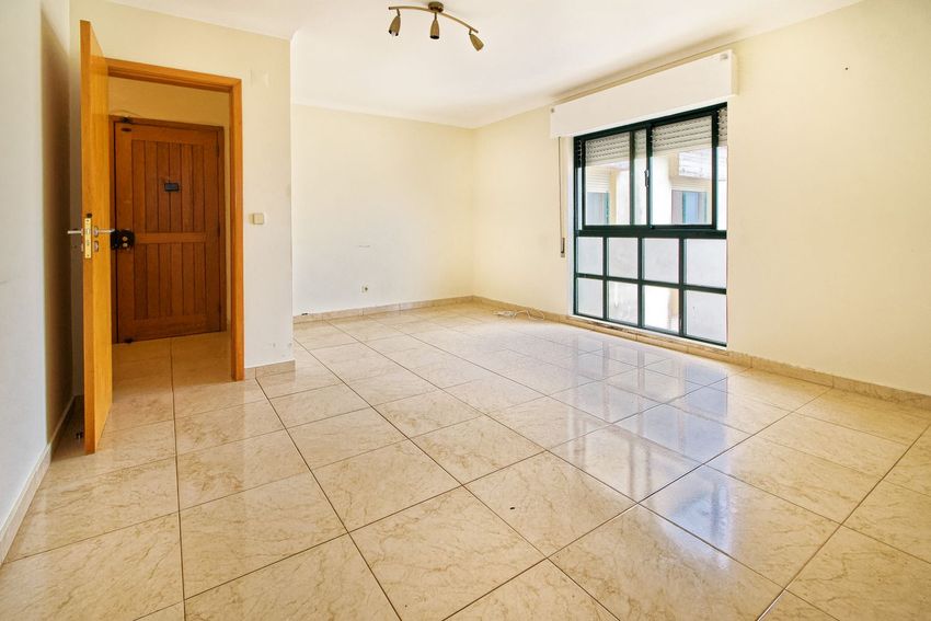 Imagem Sala de estar de apartamento t3 em Rua Doutor Coutinho Pais