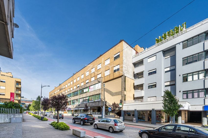 Imagem Fachada de espaço comercial em Avenida Doutor Leonardo Coimbra, 664