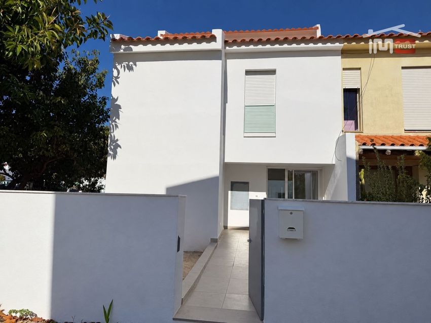 Imagem Fachada de  moradia geminada em Algueirão