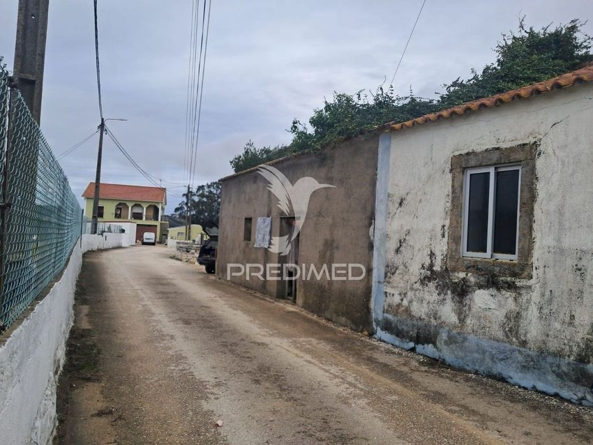 Imagem Fachada de  moradia independente em Azueira e Sobral da Abelheira