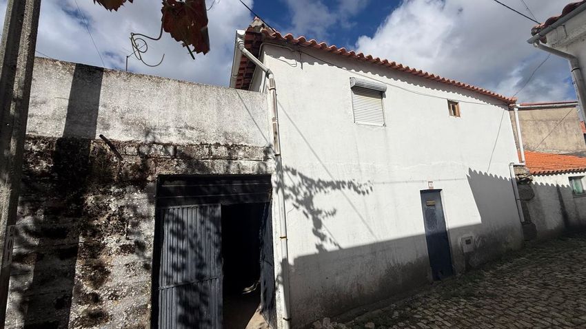 Imagem Fachada de  casa ou moradia em Candoso