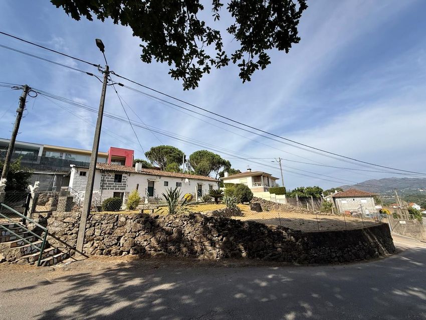 Imagem Fachada de  moradia independente em Rua São Miguel-O-Anjo, 619