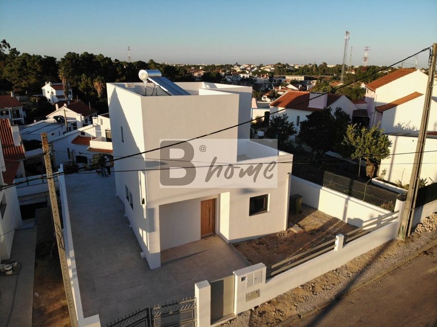 Imagem Fachada de  moradia independente em Quinta do Macuá s/n