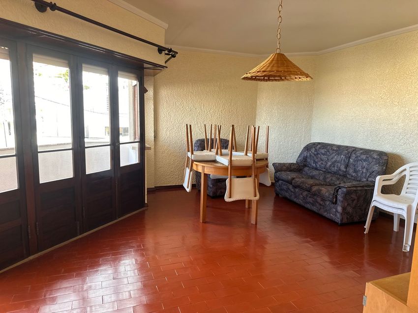 Imagem Sala de estar de apartamento t3 em Rua Conselheiro Ramada Curto, 43