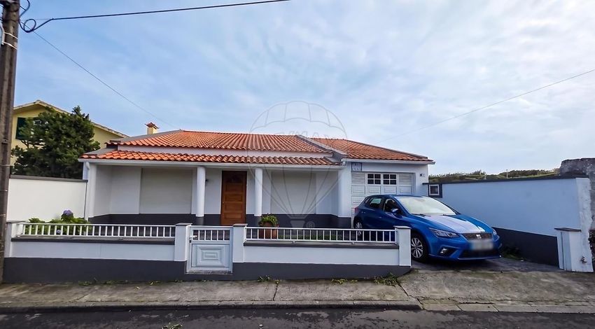 Imagem Fachada de  moradia independente em Rabo de Peixe