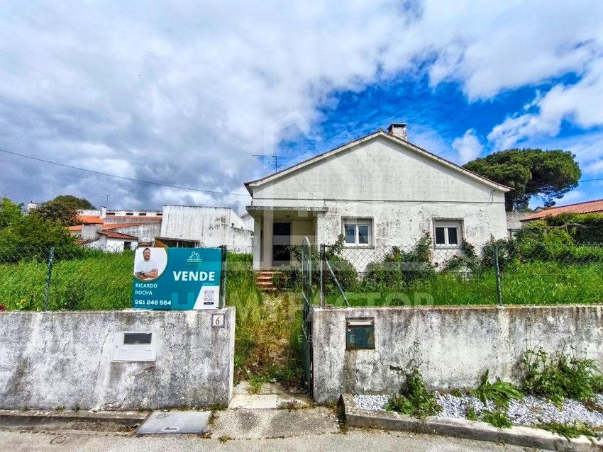 Imagem Fachada de  moradia independente em Cotovia - Quintinha - Venda Nova
