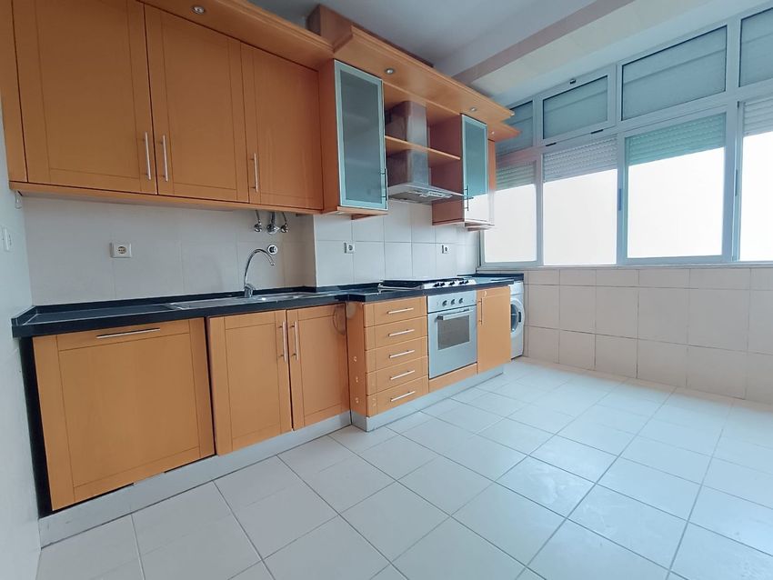 Imagem Cozinha de apartamento t2 em Rua de Angola, 3