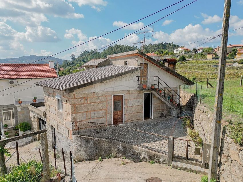 Imagem Fachada de  moradia independente em Rua do Barreiro