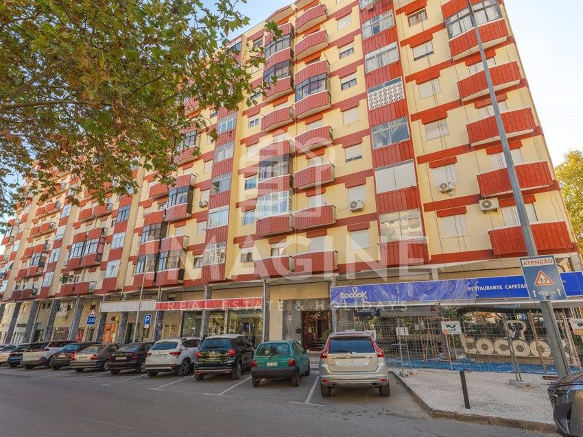 Imagem Fachada de apartamento t2 em Avenida de Angola, 27