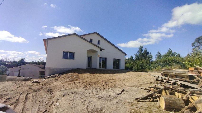 Imagem Fachada de  moradia independente em Colmeias e Memória