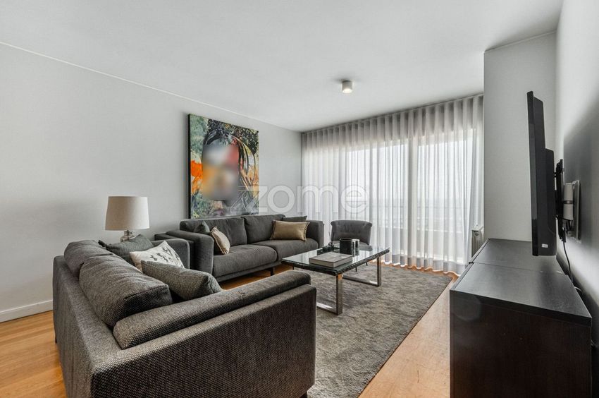 Imagem Sala de estar de apartamento t4 em Praça de Gonçalves Zarco, 22