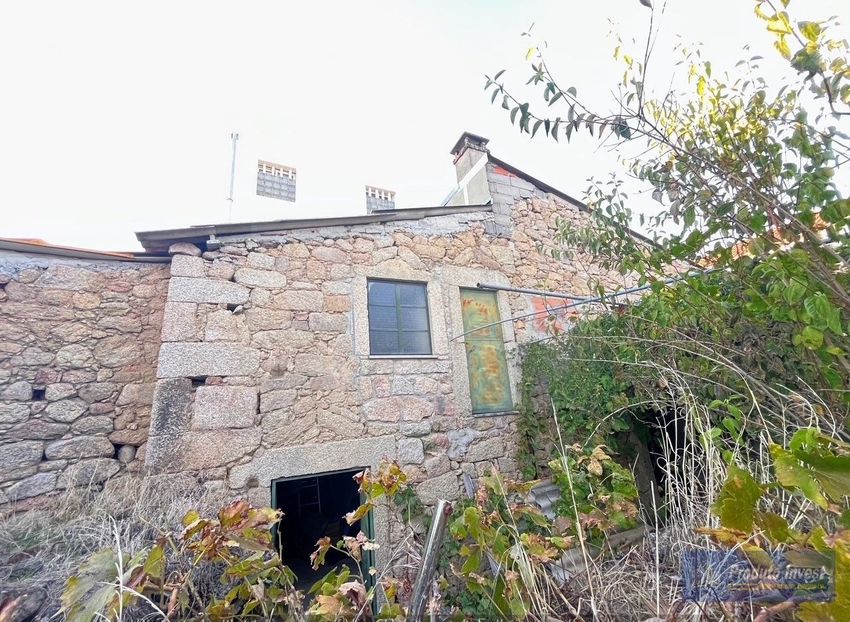 Imagem Fachada de  moradia em banda em Louriçal do Campo