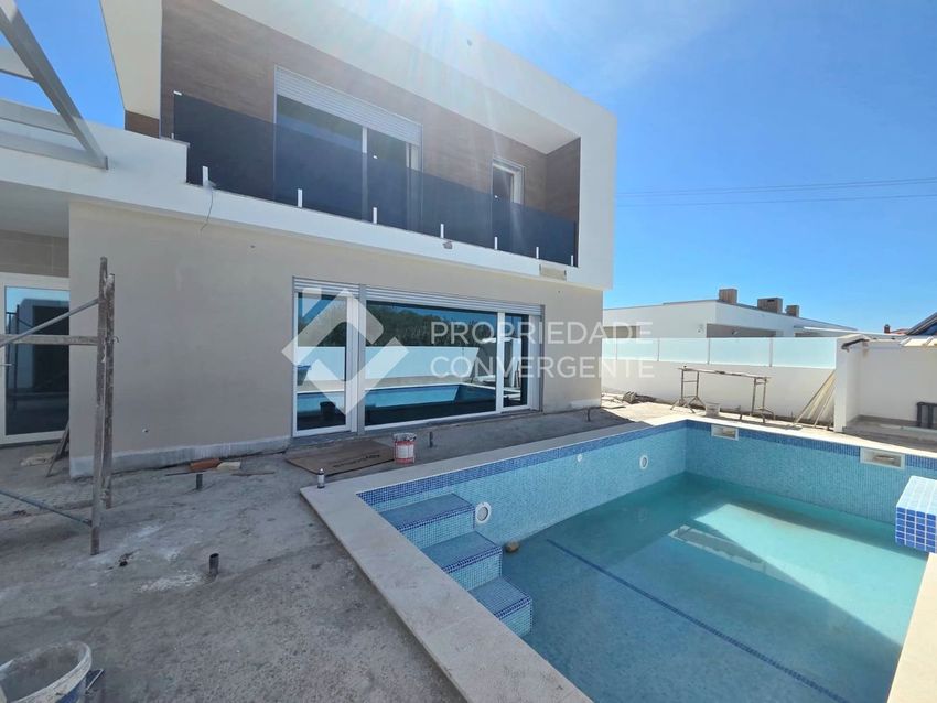Imagem Piscina de  moradia independente em Vila Nogueira de Azeitão