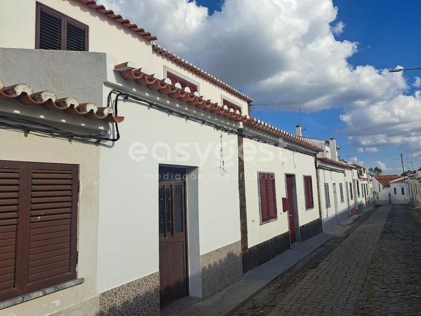Imagem Fachada de  moradia em banda em Santa Clara de Louredo