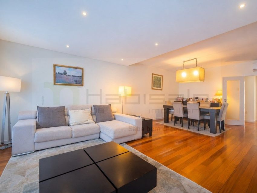 Imagem Sala de estar de apartamento t3 em Rua Alcaide, 103