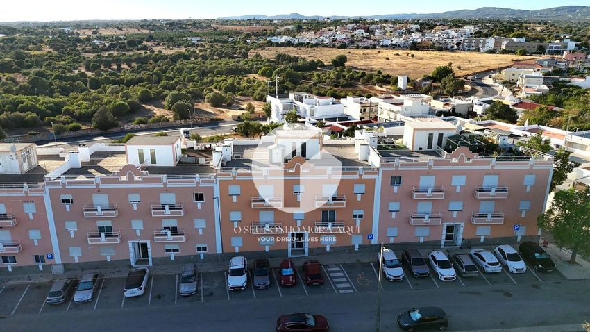 Imagem Fachada de apartamento t2 em Estrada de Quelfes