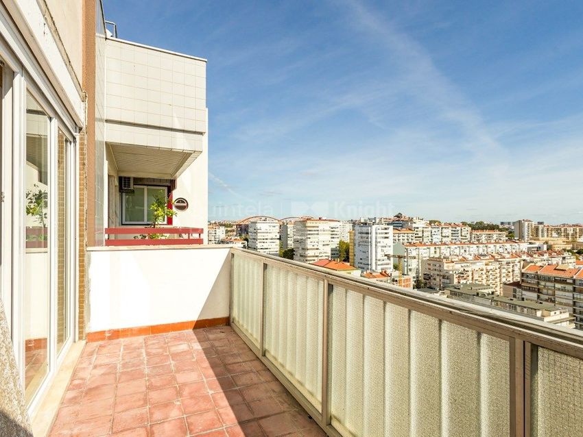 Imagem Varanda de apartamento t3 em Rua Tenente Coronel Ribeiro dos Reis, 14