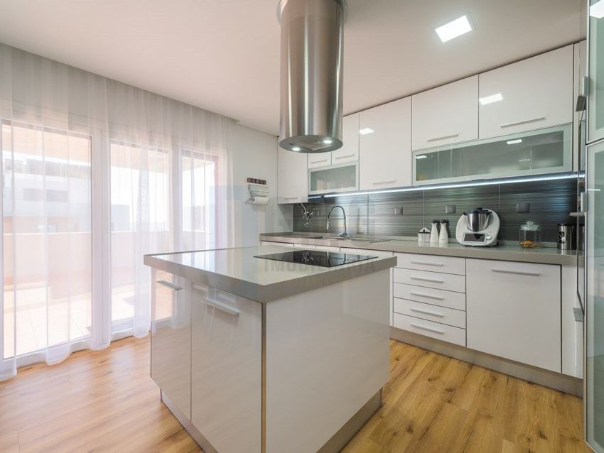 Imagem Cozinha de apartamento t3 em Rua Carlos Ramos, 9