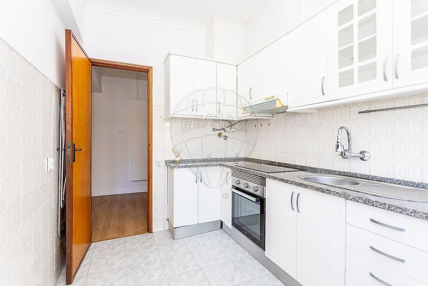 Imagem Cozinha de apartamento t1 em Rua Doutor Coutinho Pais