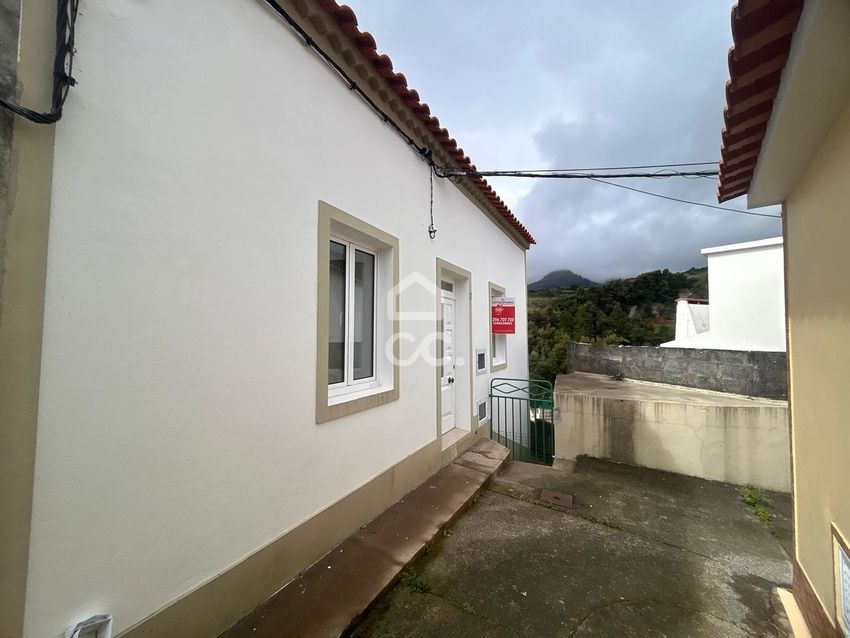 Imagem Fachada de  moradia independente em Água de Alto