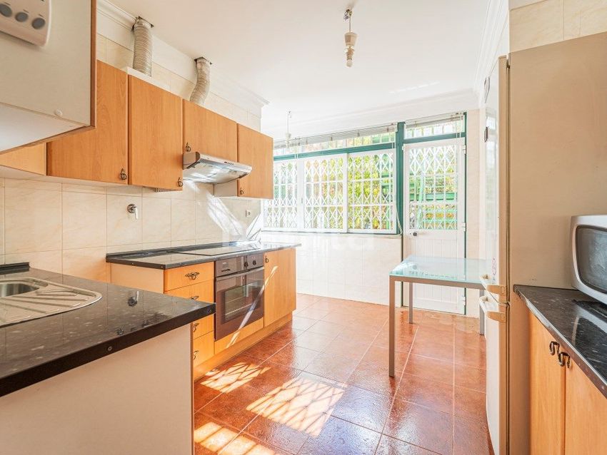 Imagem Cozinha de apartamento t3 em Rua João Villaret, 23