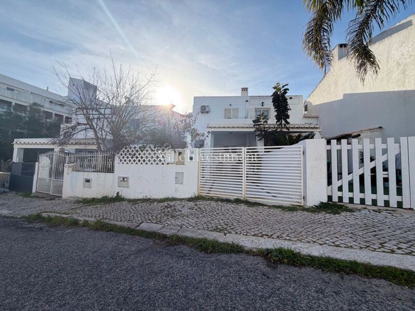 Imagem Fachada de  moradia geminada em Montechoro