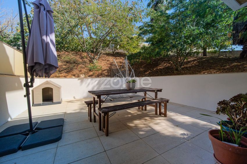 Imagem Pátio de apartamento t3 em Rua Capitão Pereirinha, 95