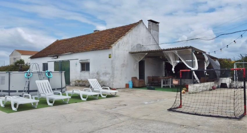 Imagem Fachada de  moradia independente em Estrada dos Brejos, 56