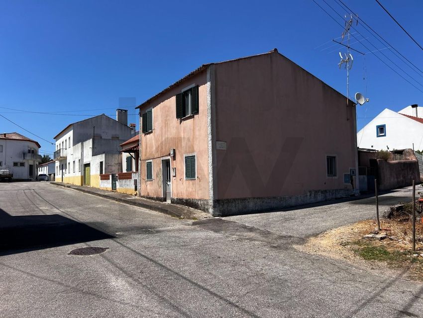 Imagem Fachada de  casa ou moradia em Aldeia do Mato e Souto