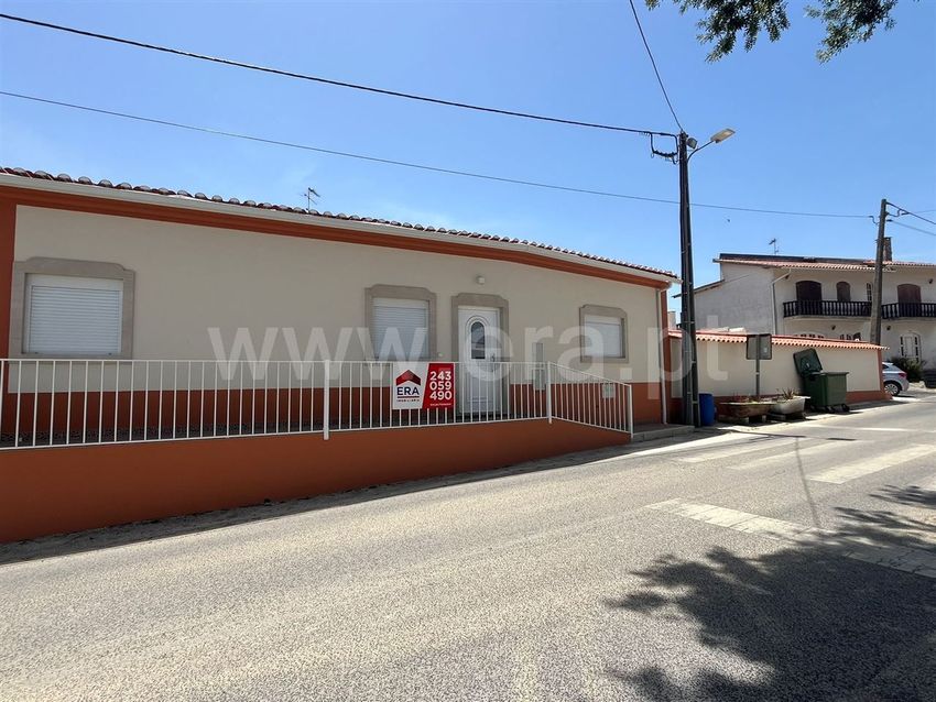 Imagem Fachada de  moradia geminada em Estrada dos Candeeiros