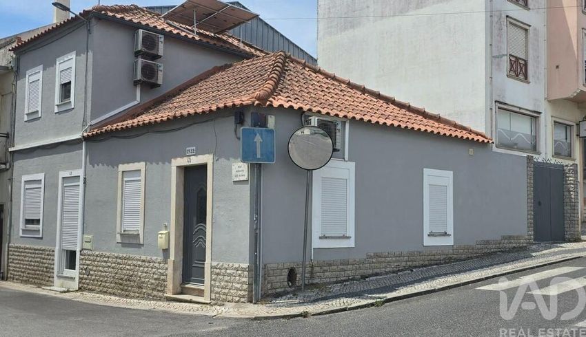 Imagem Fachada de  moradia independente em Bombarral e Vale Covo