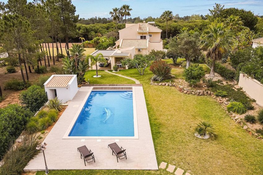 Imagem Piscina de  moradia independente em São Lourenço - São João da Venda