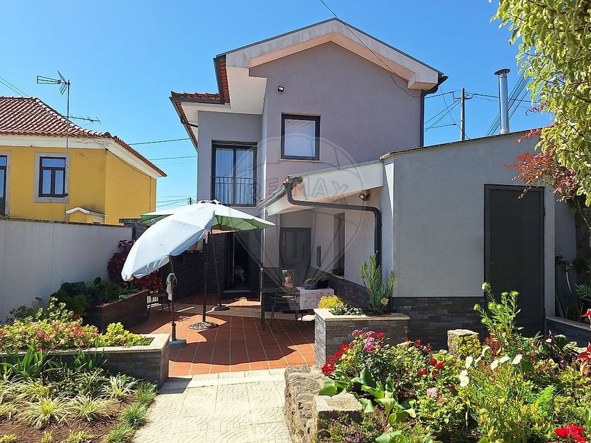 Imagem Fachada de  moradia independente em Vila Cova e Feitos