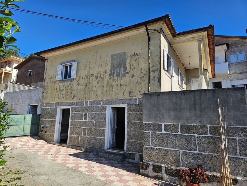 Imagem Fachada de  moradia independente em Travessa da Lage