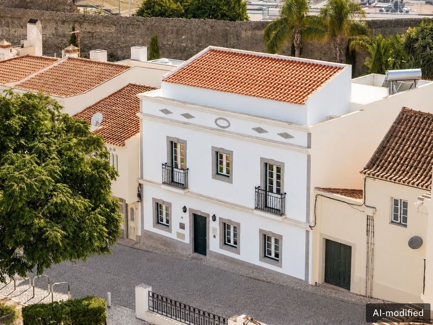 Imagem Fachada de  moradia geminada em Centro