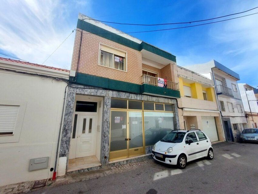 Imagem Fachada de apartamento t2 em Rua Afonso Enes