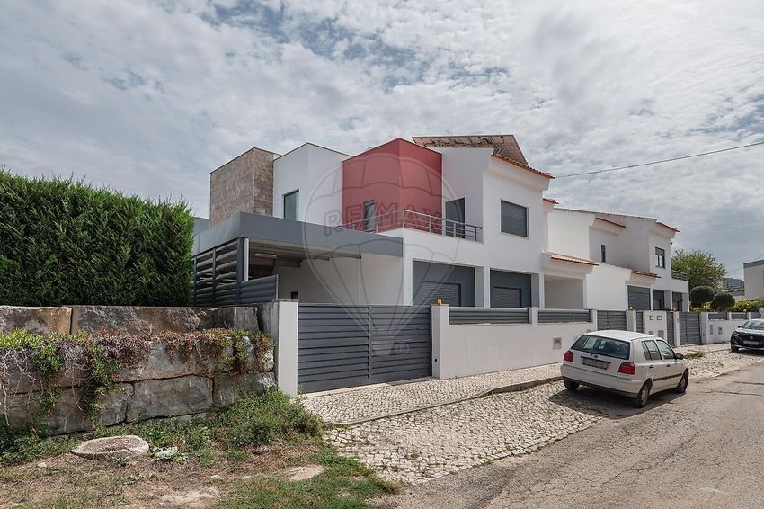Imagem Fachada de  moradia independente em Alfeizerão