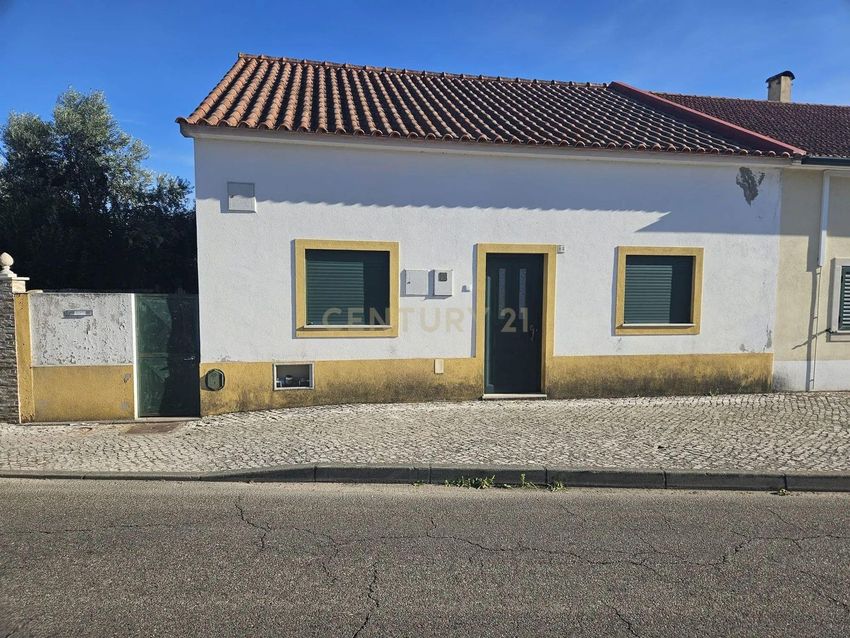 Imagem Fachada de  moradia geminada em Rua Patriarca Dom José