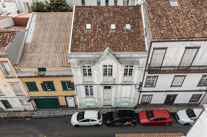 Imagem Fachada de  moradia geminada em Ponta Delgada (São Sebastião)