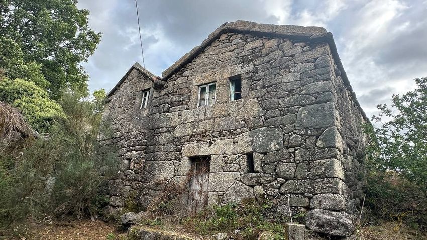 Imagem Fachada de  moradia geminada em Castro Laboreiro