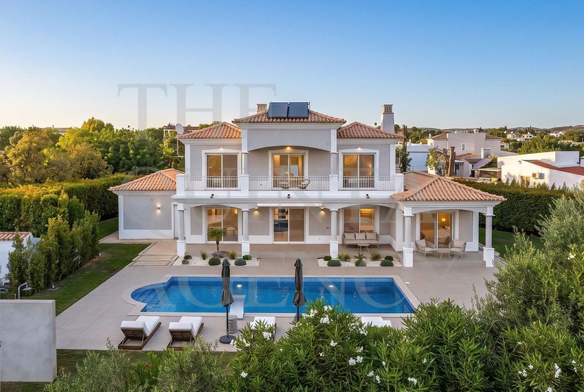 Imagem Piscina de  casa ou moradia em Centro