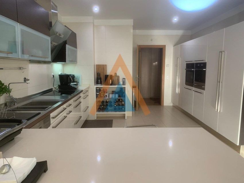 Imagem Cozinha de apartamento t3 em São João da Madeira