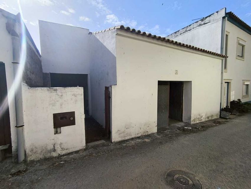 Imagem Fachada de  moradia geminada em Largo da Igreja, 43