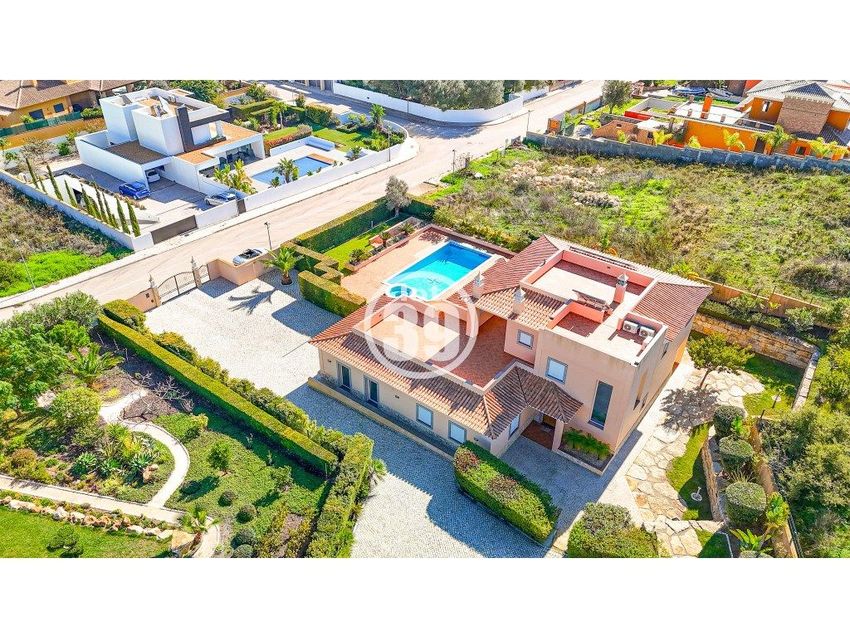 Imagem Piscina de  moradia independente em Porto de Mós