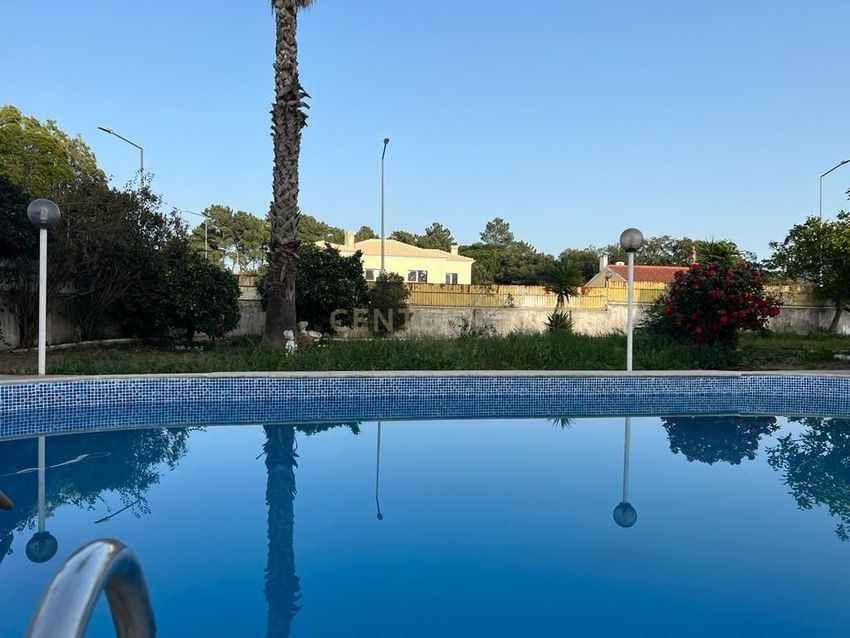 Imagem Piscina de  moradia independente em Alto das Vinhas