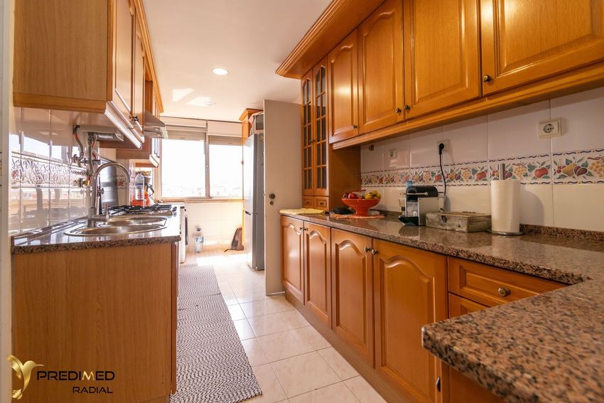 Imagem Cozinha de apartamento t4 em Rua Garcia de Resende